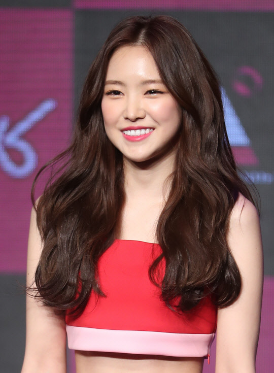 손나은 오늘도 '중심'          (서울=연합뉴스) 류효림 기자 = 걸그룹 에이핑크의 손나은이 26일 오후 서울 마포구 서교동 신한카드 판스퀘어에서 열린 여섯 번째 미니앨범 '핑크 업'(Pink up) 쇼케이스에서 포즈를 취하고 있다. 2017.6.26      ryousanta@yna.co.kr  (끝)